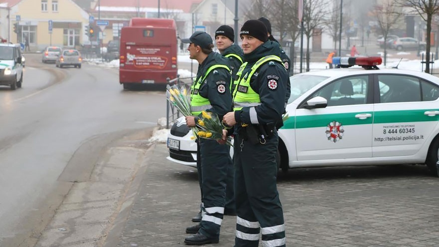 lithuanian-police-officers-give-flowers-international-womens-day-151