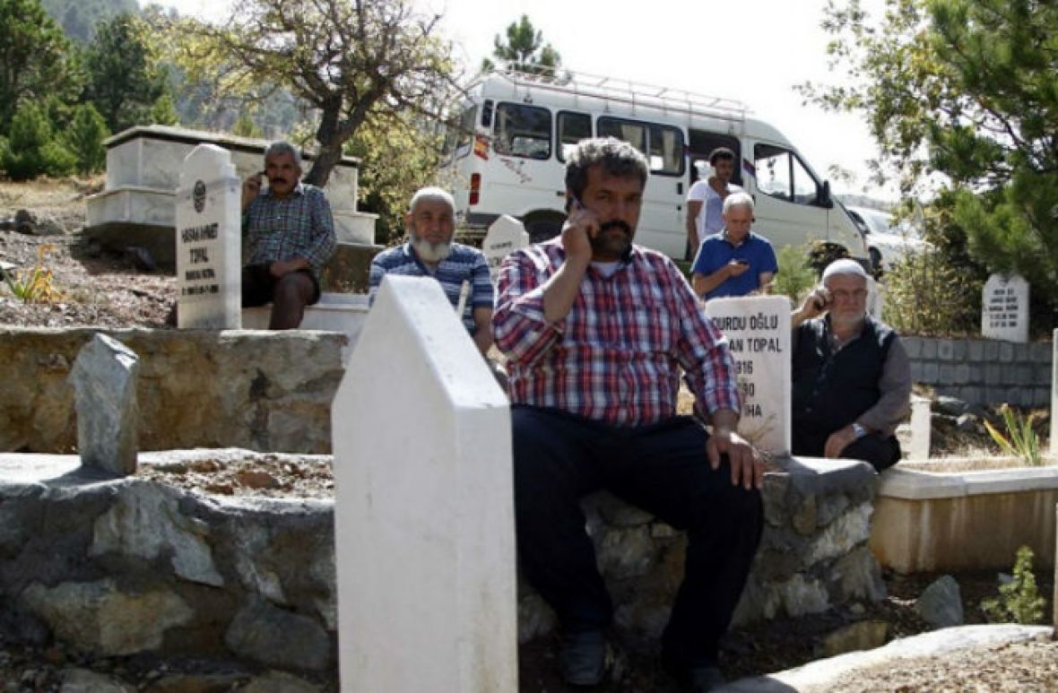 mezarje_telefon_turska_aa